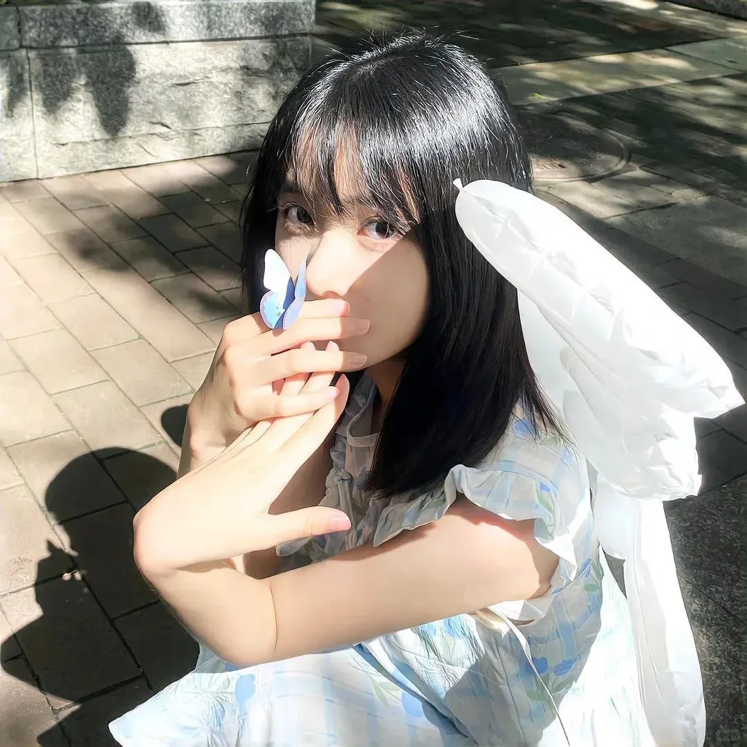 与一位女士合影